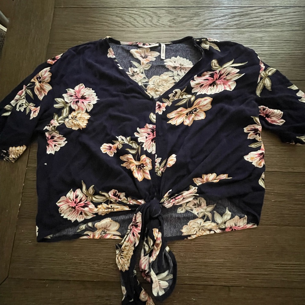 LUQ cropped, butterfly sleeves, tie front shirt (medium P)